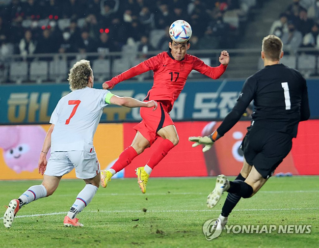 11일 오후 경기도 화성종합경기타운 주경기장에서 열린 2022 카타르 월드컵을 앞둔 축구 대표팀의 마지막 평가전, 아이슬란드와의 경기. 한국 송민규가 헤더로 선취골을 성공시키고 있다. 연합뉴스