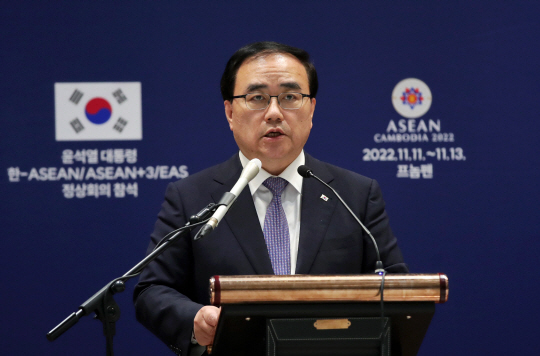 김성한 국가안보실장이 12일(현지시간) 프놈펜 오크우드 프리미어 호텔 프레스센터 내 중앙기자실에서 윤석열 대통령의 순방 일정 관련 브리핑을 하고 있다. 뉴시스