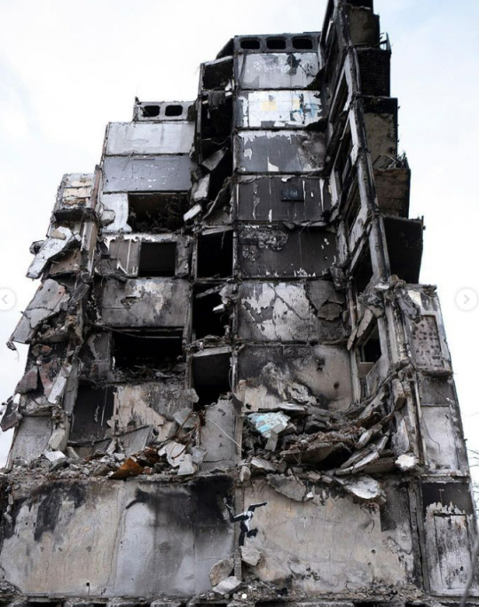 12일 ‘얼굴 없는 화가’ 뱅크시의 인스타그램 계정에 우크라이나 현지의 건물 잔해에 그려진 것으로 보이는 벽화가 게시됐다. 인스타그램 캡처