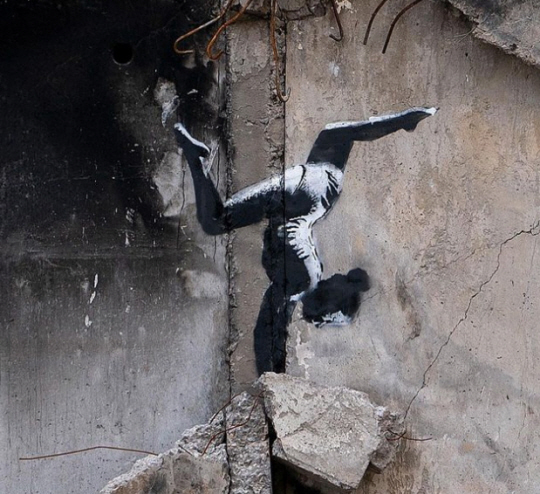 12일 ‘얼굴 없는 화가’ 뱅크시의 인스타그램 계정에 우크라이나 현지의 건물 잔해에 그려진 것으로 보이는 벽화가 게시됐다. 인스타그램 캡처