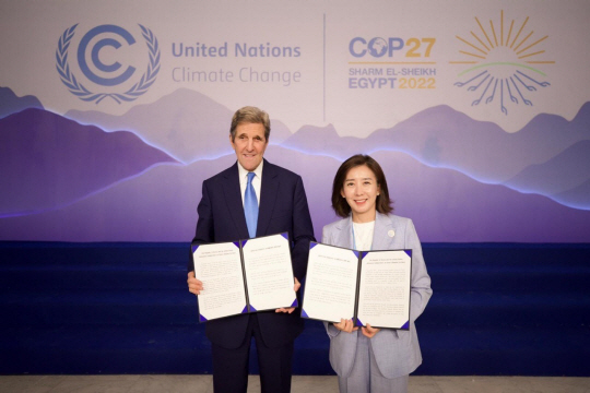 나경원 기후환경대사(오른쪽)가 지난 7일(현지시간) 이집트 샤름 엘 셰이크에서 열린 COP27 계기 존 케리 미국 대통령 기후특사와 함께 우리나라의 부산항과 미국 서부 타코마항 간 녹색해운항로(Green Shipping Corridors) 구축 협력 계획을 발표한 뒤 기념촬영하고 있다. 외교부 제공