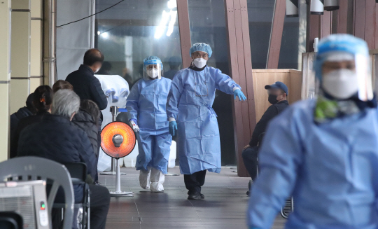 지난 10일 오전 서울 송파구 보건소 선별진료소에서 시민들이 검사를 받기 위해 줄서 기다리고 있다. 뉴시스