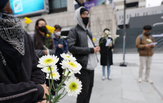 13일 서울 광화문광장에서 ‘애도와 민주주의의 길 걷기’ 참가자들이 이태원 참사 희생자들을 추모하고 있다. 연합뉴스