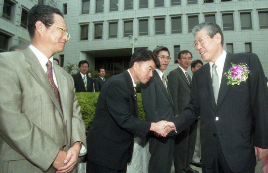 지난 1992년 9월 22일 윤관(오른쪽) 전 대법원장이 서울 서초구 대법원 청사에서 퇴임식을 마치고 대법원 관계자들과 악수를 하고 있다. 연합뉴스 자료사진