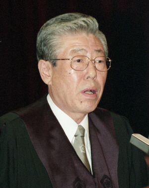 1999년 9월 22일 대법원장 퇴임식 당시의 윤관 전 대법원장. 연합뉴스 자료사진