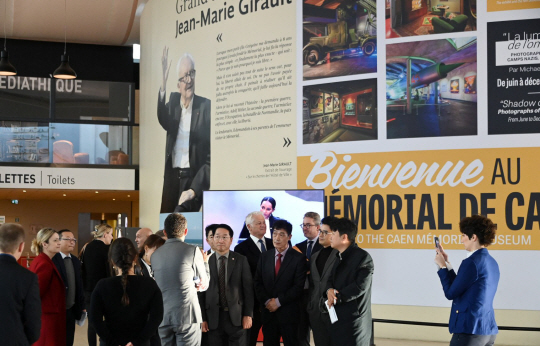 유정복 인천시장 일행이 13일(현지시간) 프랑스 노르망디 캉 기념관에서 현지 관계자의 설명을 듣고 있다. 인천시청 제공