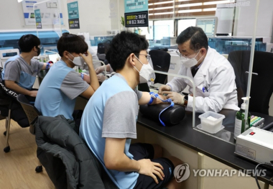 혈액 검사 받는 병역 의무자. 오는 17일 대학수학능력시험일에 병역판정를 실시하지 않는다. 연합뉴스