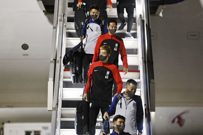 2022 카타르월드컵에 출전하는 조현우 등 축구대표팀이 약 10시간의 비행을 거쳐 현지시간으로 14일 새벽 5시(한국시간 14일 오전 11시)쯤 카타르 도하의 하마드국제공항에 도착해 비행기에서 내리고 있다.  로이터연합뉴스