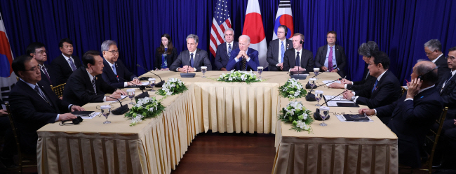 윤석열 대통령이 13일(현지시간) 캄보디아 프놈펜의 한 호텔에서 열린 한·미·일 정상회담에서 조 바이든(앞줄 가운데) 미국 대통령과 기시다 후미오(앞줄 오른쪽 두 번째) 일본 총리에게 “한·미·일이 연대해 북한의 무모한 핵·미사일 도발에 대응해야 한다”며 3국 공조 체제의 필요성을 강조하고 있다.  연합뉴스