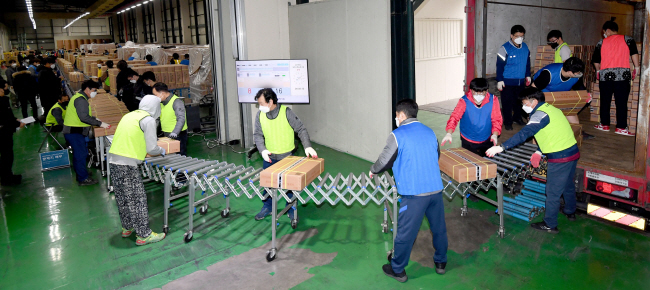 2023학년도 대학수학능력시험을 사흘 앞둔 14일 오전 세종시의 한 인쇄공장에서 관계자들이 수능 문답지를 운송차량으로 옮기고 있다. 수능 문답지는 이날부터 16일까지 전국 84개 시험지구에 배부된다. 뉴시스