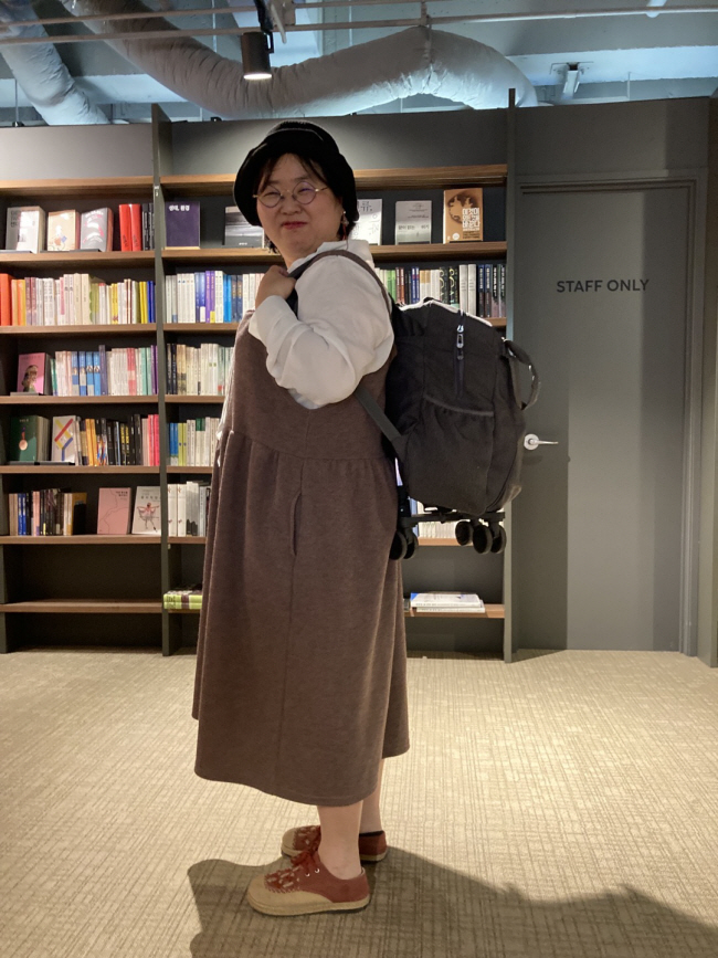 이연실 대표가 항상 메고 다니는 큼지막한 책가방. 무거우면 손잡이를 빼내 끌고 다닌다.