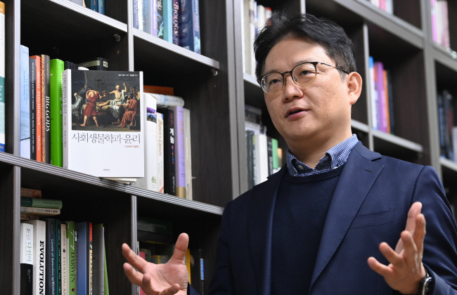 장대익 가천대 창업대학장(석좌교수)이 지난 8일 경기 성남 가천대 연구실에서 피터 싱어의 ‘사회생물학과 윤리’에 대해 설명하고 있다. 박윤슬 기자