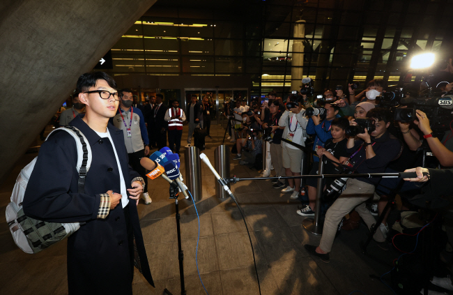 손흥민이 16일 오전(한국시간) 카타르 도하의 하마드국제공항에 도착한 뒤 수많은 취재진과 인터뷰하고 있다.  연합뉴스