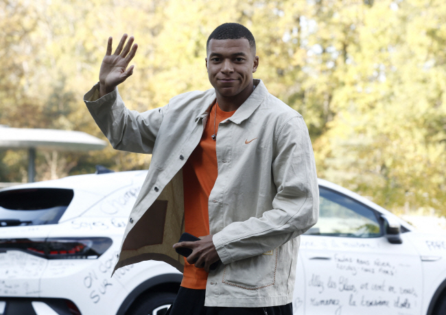 프랑스의 킬리안 음바페가 15일(한국시간) 프랑스 클레르퐁텐앙이블린 훈련센터에 도착한 뒤 취재진을 향해 손을 흔들고 있다.   로이터 연합뉴스