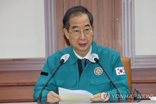 한덕수 국무총리가 16일 정부서울청사에서 열린 이태원 사고 중대본 회의를 주재하며 발언하고 있다.