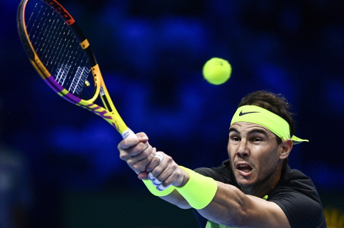 스페인의 라파엘 나달이 16일 오전(한국시간) 이탈리아 토리노의 팔라알피투어스타디움에서 끝난 단식 그린그룹 2차전에서 힘겹게 공을 넘기고 있다. AP 뉴시스