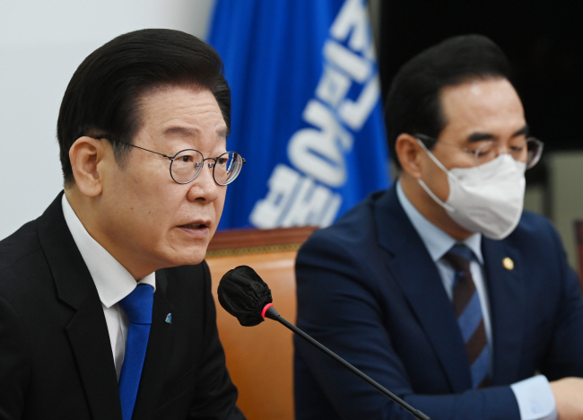 이재명(왼쪽) 더불어민주당 대표가 16일 오전 국회에서 열린 최고위원회의에 참석해 모두 발언을 하고 있다. 오른쪽은 박홍근 원내대표.  윤성호 기자