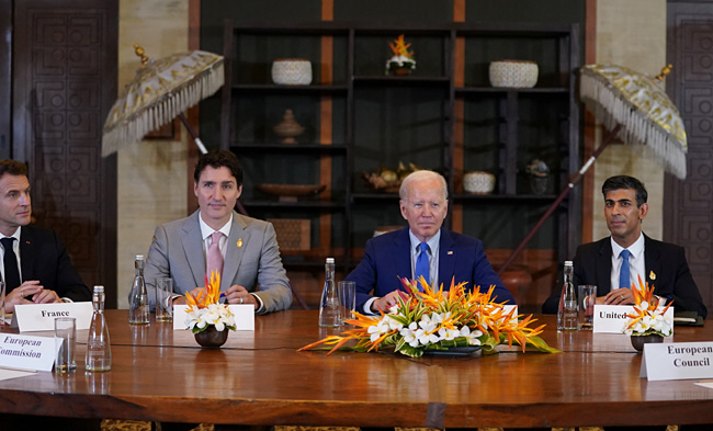 16일 인도네시아 발리에서 에마뉘엘 마크롱(왼쪽부터) 프랑스 대통령, 쥐스탱 트뤼도 캐나다 대통령, 조 바이든 미국 대통령, 리시 수낙 영국 총리 등이 폴란드에 떨어진 러시아 미사일과 관련해 긴급 소집된 G7 회의를 하고 있다. 로이터·연합뉴스