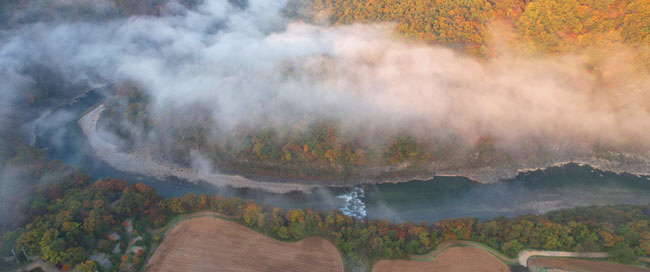 옛 경흥대로 자취를 이은 도보탐방로 ‘경흥길’이 지나가는 한탄강 변 멍우리 협곡 일대의 모습. 단풍이 물든 협곡 위로는 이른 아침의 안개가, 아래로는 푸른 강물이 흘러간다.