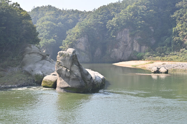 영평팔경의 제1경이자 한탄강지질공원의 첫 번째 명소인 화적연. 바위의 형상이 볏단보다는 물개를 닮은 듯하다.