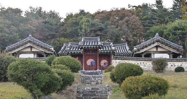 영평팔경의 제3경 창옥병 위쪽 마을에 있는 옥병서원.