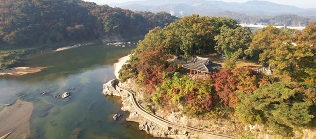경기 포천의 영평천 물가의 정자 금수정. 영평천 변의 여덟 곳 명승 ‘영평팔경’에서 두 번째로 치는 경치다. 조선 후기 실학자 서유구가 임원경제지에서 ‘조선의 3대 정자 중 하나’로 꼽았을 만큼 위세가 당당했던 정자다. 정자 안에는 이름만 대면 알 만한 옛 선비들의 시문을 적은 시판으로 가득하다.
