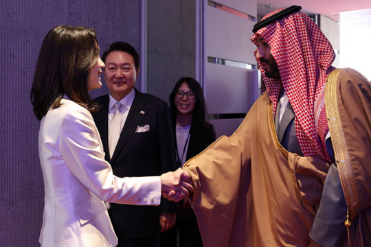 윤석열 대통령과 김건희 여사가 17일 서울 한남동 대통령 관저에서 무함마드 빈 살만 사우디아라비아 왕세자 겸 총리를 맞이하고 있다. 대통령실 제공.