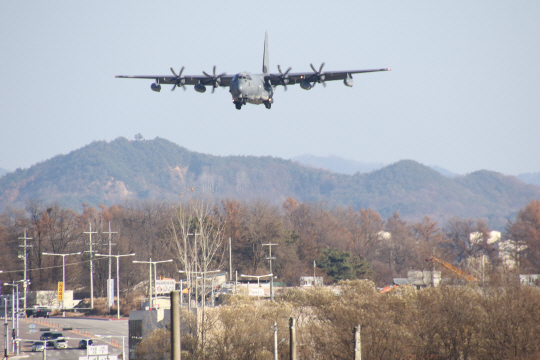 ‘팀 스피릿’훈련 후  30년 만에 실시한 한미연합 비상활주로 접근 훈련에 미군의 특수침투용 수송기가 한국에서 훈련한 것은 사상 처음이다. MC-130J 다목적 수송기는 장거리 공대지순항미사일인 AGM-158B JASSM-ER 탑재가 가능한 전폭기로 성능이 개량됐다. 디펜스 타임즈 제공