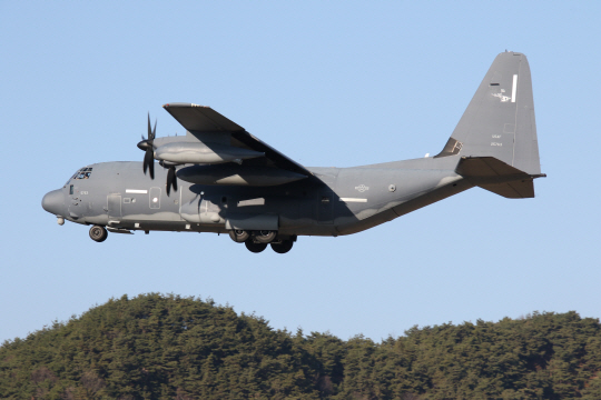 미국 델타포스, 네이비실 등 특수부대 침투용 최신형 다목적 수송기 MC-130J가 16일 오후 경북 영주시 한미 공군 주관으로  실시한 비상활주로 접근 훈련에서 일반도로 위를 30m 높이로 낮게 비행하고 있다. 디펜스타임즈 제공