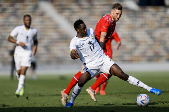 가나의 바바 라만(왼쪽)이 17일(한국시간) UAE 아부다비의 ZSC 스타디움에서 열린 평가전에서 스위스의 실반 비드머와 공을 다투고 있다. AP뉴시스