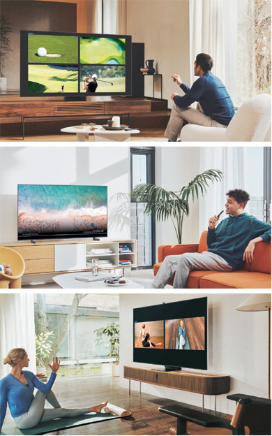 삼성전자 모델들이 ‘2022년형 네오 QLED TV’로 영상을 즐기고 있는 모습.   삼성전자 제공