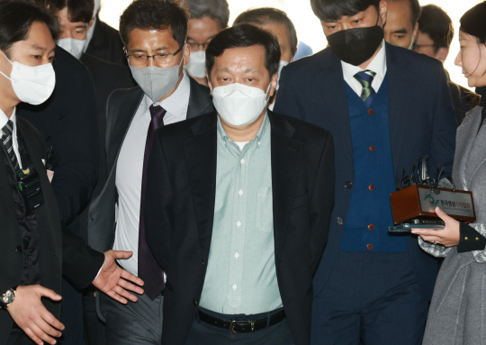 정진상(가운데) 더불어민주당 대표실 정무조정실장이 18일 서울 서초구 서울중앙지방법원에서 열린 구속영장심사에 출석하고 있다. 연합뉴스