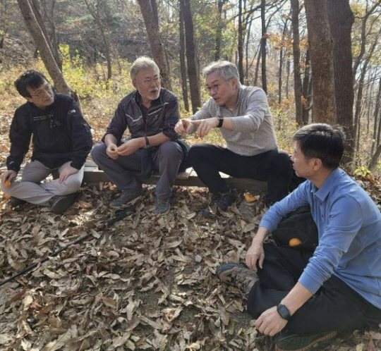 김의겸(왼쪽부터) 더불어민주당 대변인, 문재인 전 대통령, 최강욱 의원, 윤도한 전 국민소통수석. 김의겸 의원 페이스북