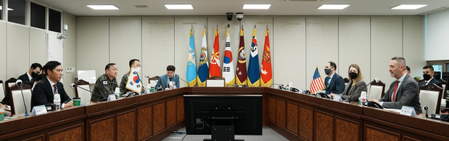 17일 국방부에서 하대봉(왼쪽) 국방부 방위정책관과 김수광(왼쪽 두 번째) 합참 핵·WMD대응센터장이 리처드 존슨(오른쪽) 미 국방부 핵·WMD대응 부차관보 등 미측 대표단과 북핵·미사일 위협 대비 확장억제 강화 방안에 대해 논의하고 있다. 국방부 제공