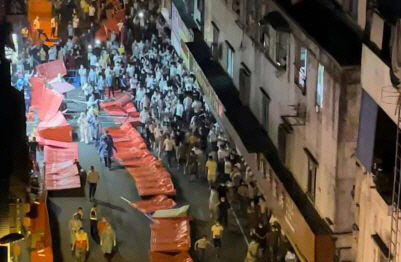 중국 광둥성 광저우시 하이주구의 봉쇄 지역에서 주민들이 거리로 몰려나와 시위를 벌이고 있다. 트위터 캡처