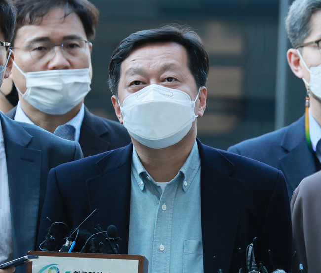 정진상 더불어민주당 대표실 정무조정실장이 지난 18일 서울 서초구 서울중앙지방법원에서 열린 영장실질심사에 출석하며 입장을 밝히고 있다. 연합뉴스