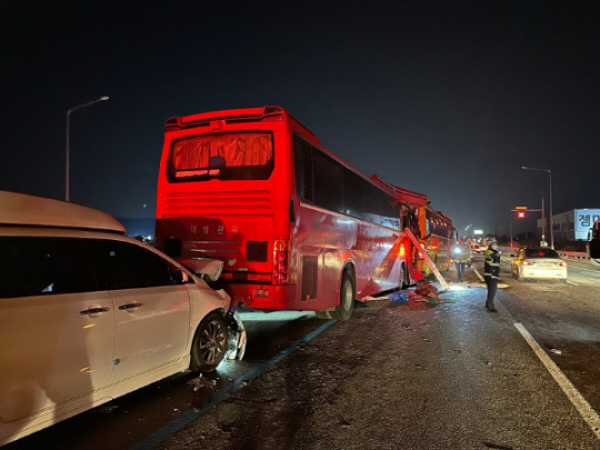 20일 경부고속도로 천안 부근 5중 교통사고 현장 모습.