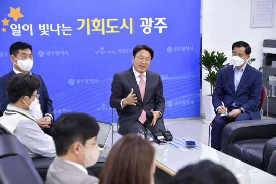 강기정 광주시장이 현안을 설명하는 모습. 광주시청 제공