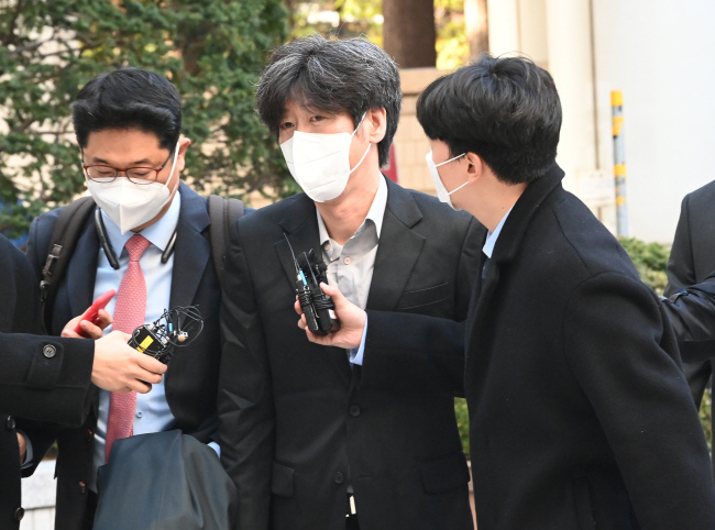 ‘대장동 개발 비리’ 의혹의 핵심 인물인 남욱 변호사가 21일 오전 공판에 참석하기 위해 서울 서초구 서울중앙지법으로 들어서고 있다. 남 변호사는 이날 0시 구속 기간 만료로 서울구치소에서 출소했다. 김호웅 기자