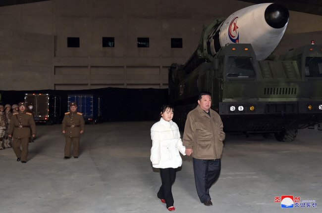 김정은 북한 국무위원장이 대륙간탄도미사일 화성-17형 앞에서 딸의 손을 잡고 거닐고 있다. 조선중앙통신은 19일 “전략 무력의 신형 대륙간탄도미사일 시험발사가 18일 진행되었다”며 “(김 위원장이) 사랑하는 자제분과 여사와 함께 몸소 나오셨다”고 보도했다. 연합뉴스