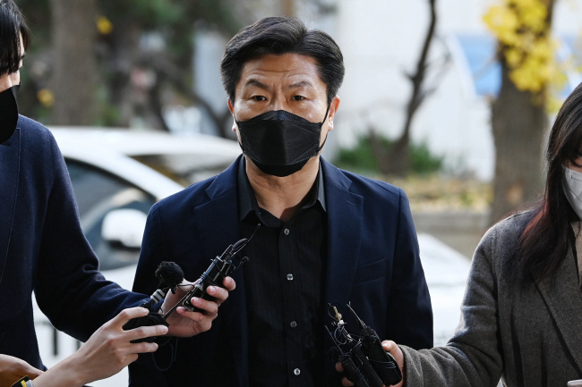 이임재 전 용산경찰서장이 21일 오전 이태원 사고 특별수사본부가 있는 서울 마포구 경찰청 마포청사로 출석하고 있다. 문호남 기자