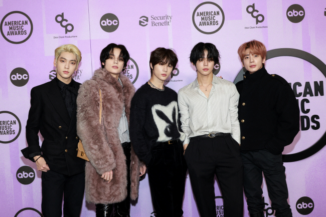 아이돌 그룹 투모로우바이투게더(TXT)가 20일(현지시간) 미국 로스앤젤레스의 마이크로소프트 극장에서 열린 ‘2022 아메리칸뮤직어워즈’(AMA)에 참석해 포즈를 취하고 있다. 로이터 연합뉴스