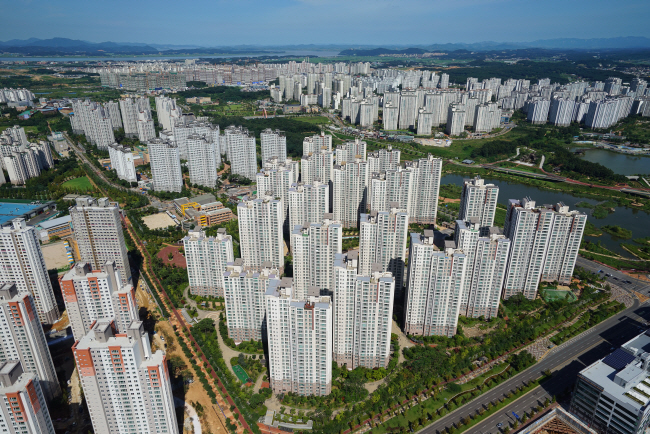 주택 분양 시장 침체로 미분양주택이 증가하는 가운데 건설·시행사들은 다양한 금융 혜택을 내세워 청약자 계약률 높이기에 적극적으로 나서고 있다. 수도권에서는 11월 들어 경기 파주, 평택, 화성 동탄 등의 신규 분양 단지들이 중도금 무이자와 계약금 정액제 등을 시행하고 있다. 사진은 경기 파주 일대 아파트 단지 모습.  한국토지주택공사 제공