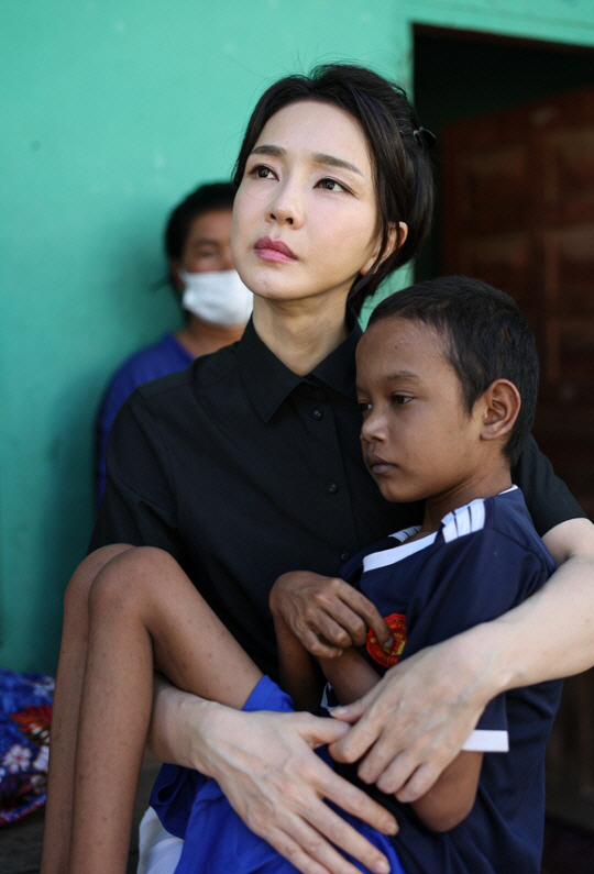 윤석열 대통령의 부인 김건희 여사가 지난 12일(현지시간) 캄보디아 프놈펜에서 선천성 심장질환을 앓고 있는 14세 아동의 집을 찾아 건강상태를 살피고 위로하고 있다. 뉴시스