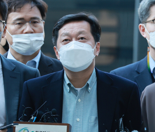 정진상 더불어민주당 대표실 정무조정실장이 지난 18일 서울 서초구 서울중앙지방법원에서 열린 영장실질심사에 출석하며 입장을 밝히고 있다. 연합뉴스