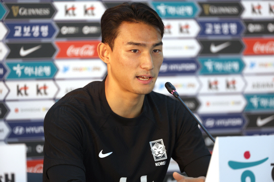 조유민이 21일 밤(한국시간) 카타르 도하의 알에글라 트레이닝센터에서 열린 기자회견에서 각오를 밝히고 있다. 뉴시스