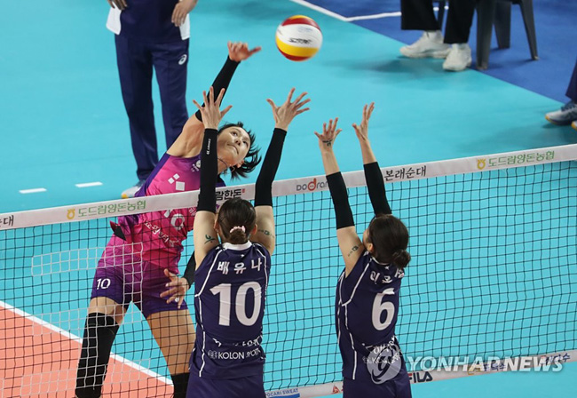 22일 오후 경북 김천실내체육관에서 열린 프로배구 도드람 2022-2023 V리그 여자부 흥국생명 핑크스파이더스와 한국도로공사 하이패스의 경기에서 흥국생명 김연경이 공격을 시도하고 있다. 연합뉴스