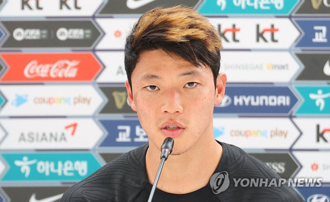 (도하=연합뉴스)  2022 카타르 월드컵 대한민국 축구대표팀 공격수 황희찬이 지난 17일(현지시간) 카타르 도하 알에글라 훈련장에서 오전 훈련을 마친 뒤 인터뷰를 하고 있다.