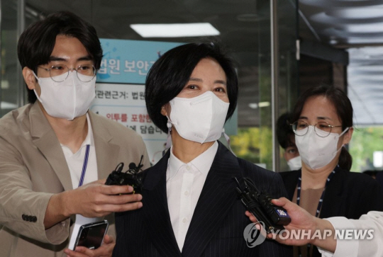 사업가로부터 청탁 대가로 거액을 수수한 혐의를 받는 이정근 전 더불어민주당 사무부총장이 지난 9월 30일 서울 서초구 서초동 서울중앙지법에서 열린 구속 전 피의자심문(영장실질심사)에 출석하고 있다. 연합뉴스