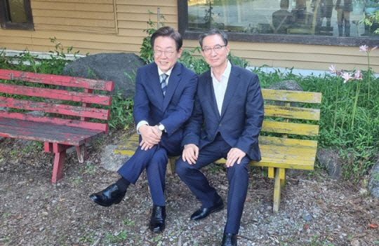 이재명(왼쪽) 더불어민주당 대표와 정성호 의원. 정성호 의원 페이스북 캡처